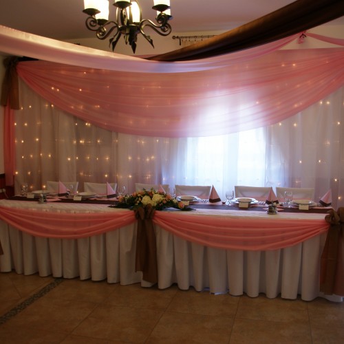 Barna - rózsaszín dekoráció az étteremben