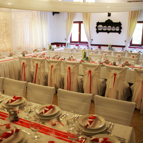 Fehér - piros színű dekoráció az étteremben